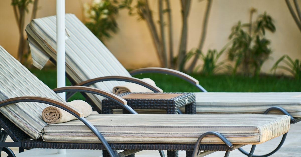 Regen? Na und! Schicke Gartenliegen mit wasserfesten Kissen: Ideen, Looks und Pflegetipps