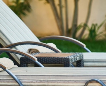 Regen? Na und! Schicke Gartenliegen mit wasserfesten Kissen: Ideen, Looks und Pflegetipps