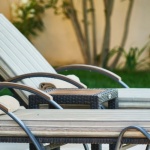 Regen? Na und! Schicke Gartenliegen mit wasserfesten Kissen: Ideen, Looks und Pflegetipps