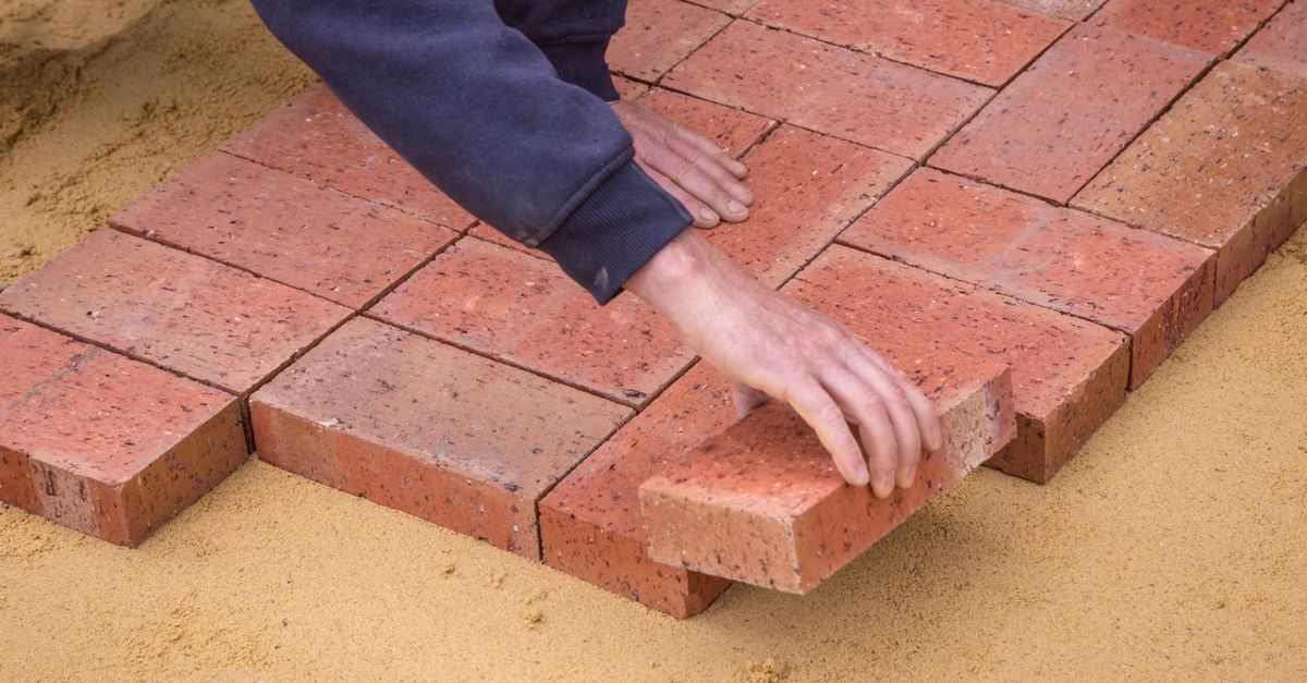 Gartenwege mit Seele: Handgeformte Ziegel kreativ gestaltet