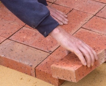 Gartenwege mit Seele: Handgeformte Ziegel kreativ gestaltet