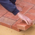 Gartenwege mit Seele: Handgeformte Ziegel kreativ gestaltet