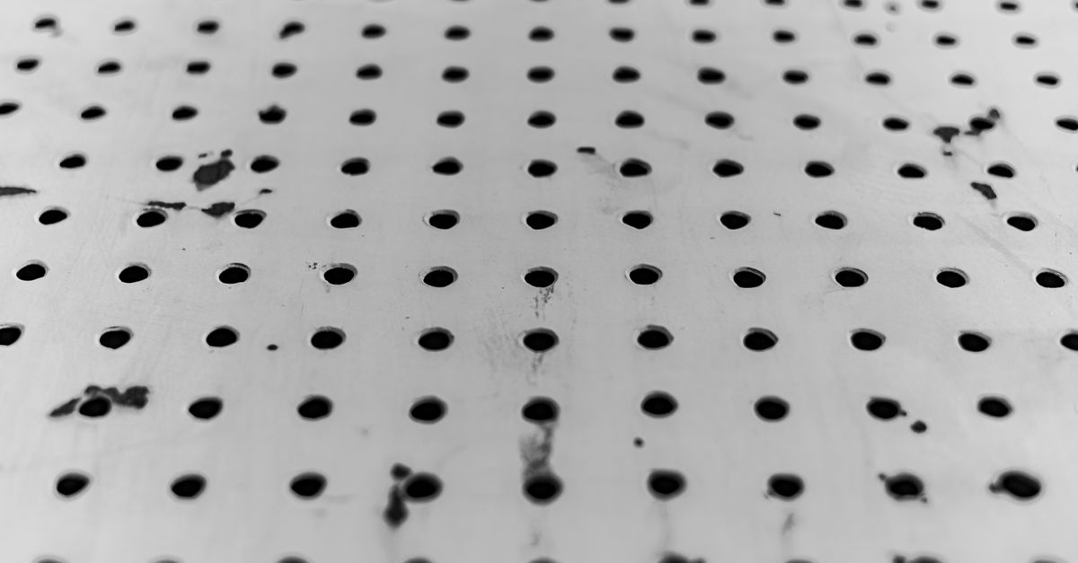 Über Kopf leicht gemacht: Deckenverkleidung mit perforierten PVC-Platten – Schritt für Schritt zum Profi-Finish