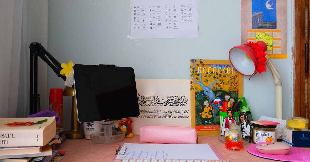 Kleiner Raum, großer Fokus: So organisierst du deinen Schreibtisch in der Mini-Wohnung