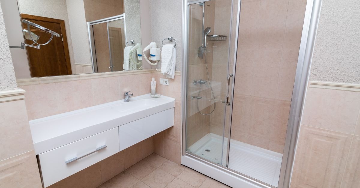 Duschfest oder Desaster? Badezimmer‑Tapeten im Härtetest