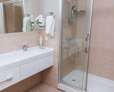 Duschfest oder Desaster? Badezimmer‑Tapeten im Härtetest