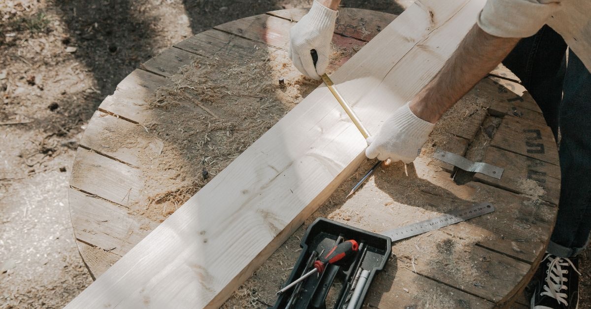 Solide Basis aus Lärchenholz: In 7 Schritten zur langlebigen Unterkonstruktion für deine Terrasse